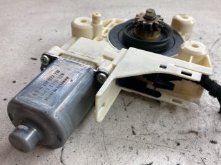 bontott FORD FOCUS II Jobb első Ablakemelő Motor