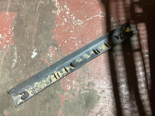 bontott FORD FOCUS II Jobb első Belső Küszöb Burkolat