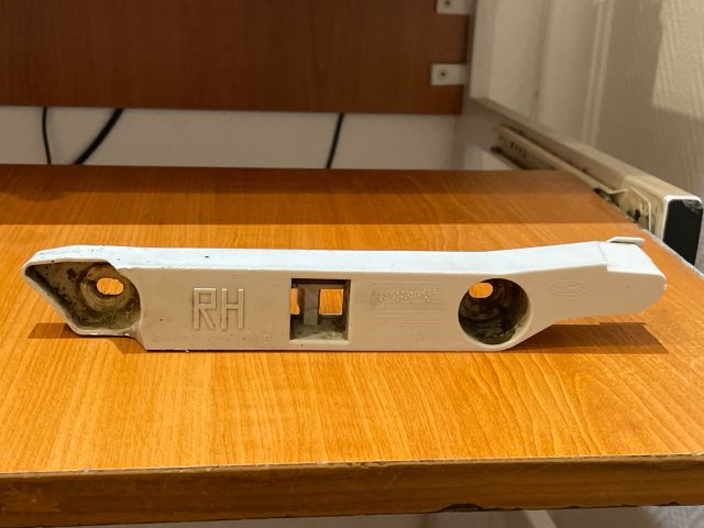 bontott FORD FOCUS II Jobb első Oldal Lökhárító Tartó (Műanyag)