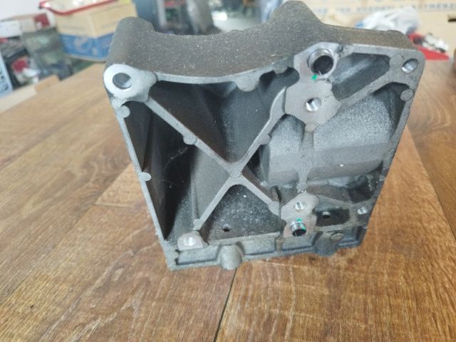 bontott FORD FOCUS II Klímakompresszor Tartó Bak