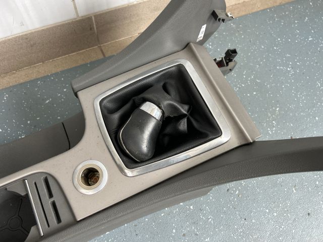 bontott FORD FOCUS II Könyöklő