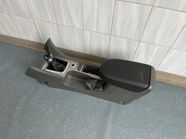 bontott FORD FOCUS II Könyöklő