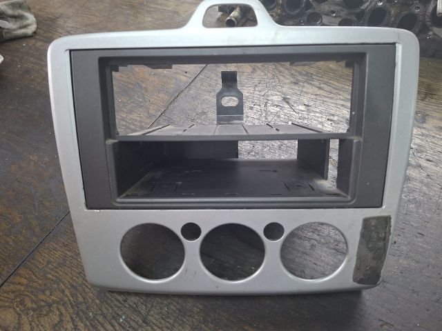 bontott FORD FOCUS II Középkonzol Keret