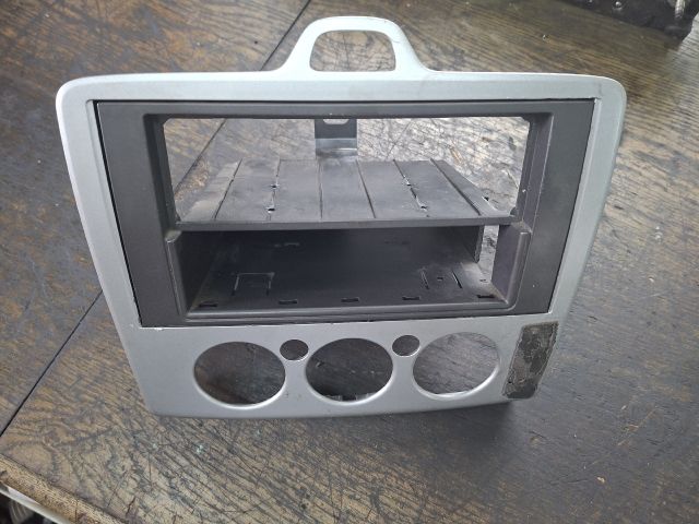 bontott FORD FOCUS II Középkonzol Keret