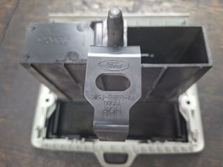 bontott FORD FOCUS II Középkonzol Keret