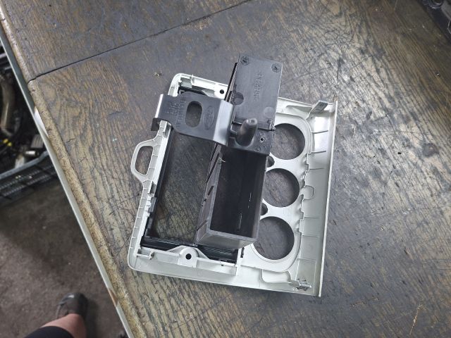 bontott FORD FOCUS II Középkonzol Keret