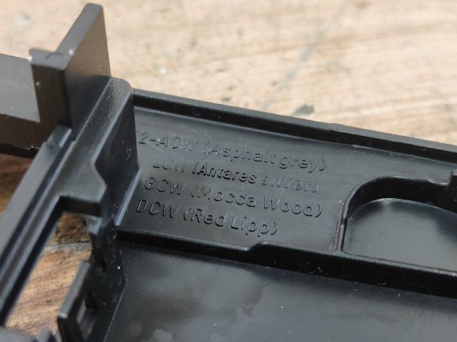 bontott FORD FOCUS II Középkonzol Keret