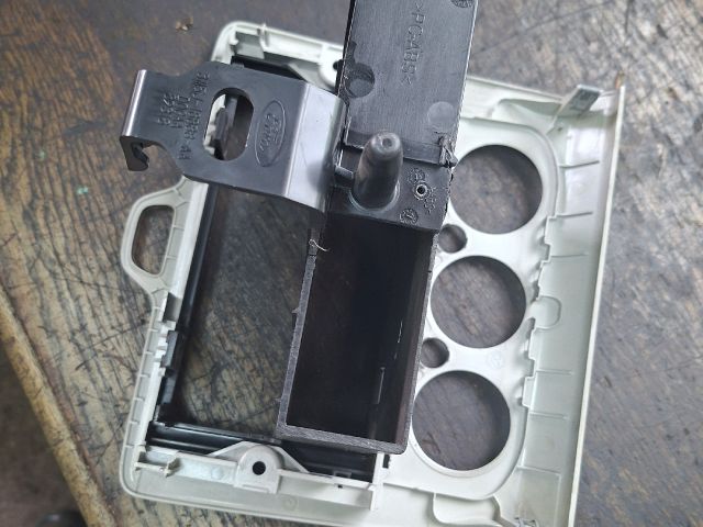 bontott FORD FOCUS II Középkonzol Keret