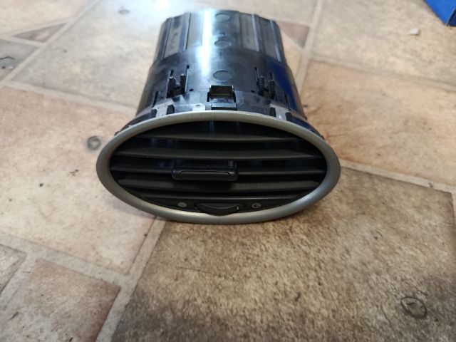 bontott FORD FOCUS II Középső Szellőző