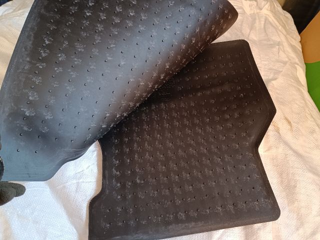 bontott FORD FOCUS II Szőnyeg Szett