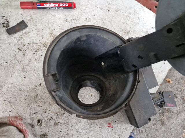 bontott FORD FOCUS II Tankajtó