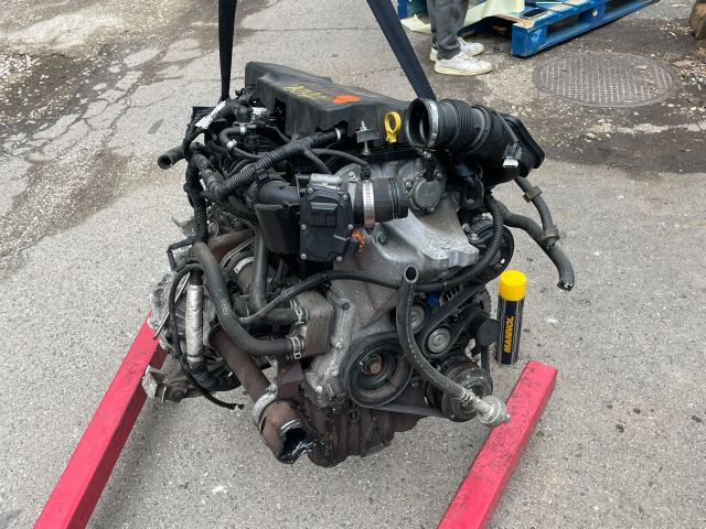 bontott FORD FOCUS III Motor (Fűzött blokk hengerfejjel)