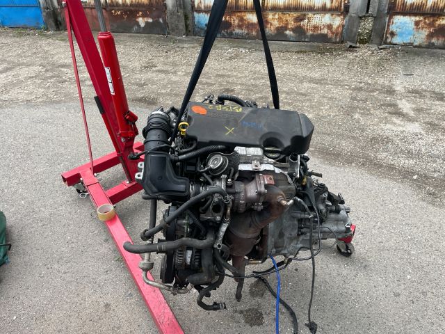 bontott FORD FOCUS III Motor (Fűzött blokk hengerfejjel)