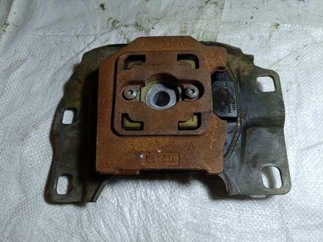 bontott FORD FOCUS III Motor Tartó Bak Bal