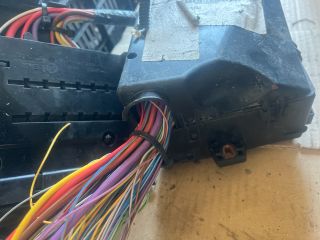 bontott FORD FOCUS III Biztosítéktábla Motortér