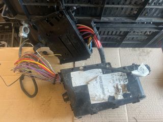 bontott FORD FOCUS III Biztosítéktábla Motortér