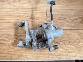 bontott FORD FOCUS III Jobb hátsó Féknyereg Munkahengerrel