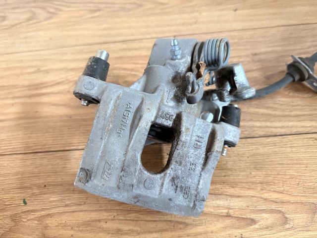 bontott FORD FOCUS III Jobb hátsó Féknyereg Munkahengerrel