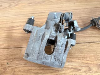 bontott FORD FOCUS III Jobb hátsó Féknyereg Munkahengerrel