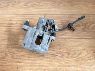 bontott FORD FOCUS III Jobb hátsó Féknyereg Munkahengerrel