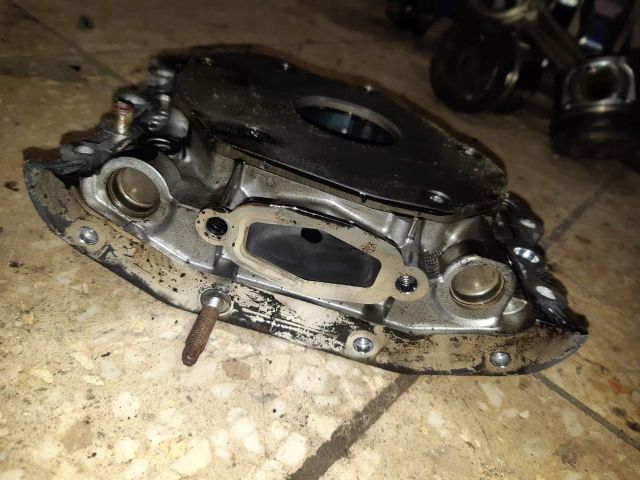 bontott FORD FOCUS III Olajszivattyú