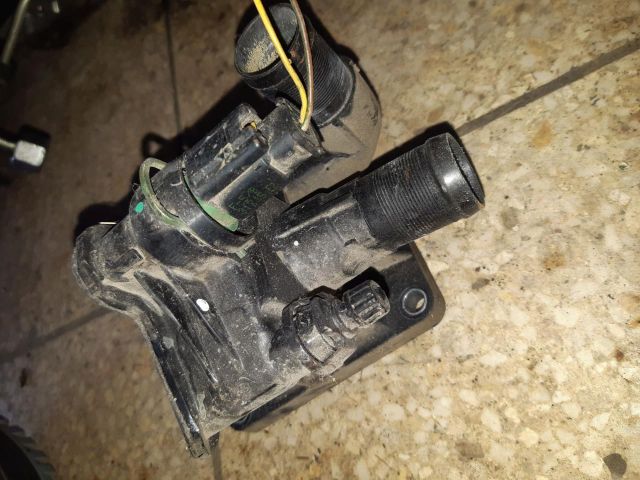 bontott FORD FOCUS III Termosztátház