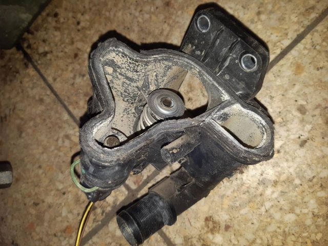 bontott FORD FOCUS III Termosztátház