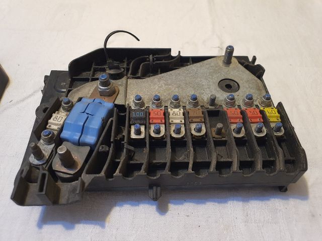 bontott FORD FOCUS III Biztosítéktábla Motortér