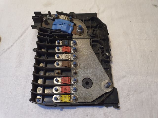 bontott FORD FOCUS III Biztosítéktábla Motortér