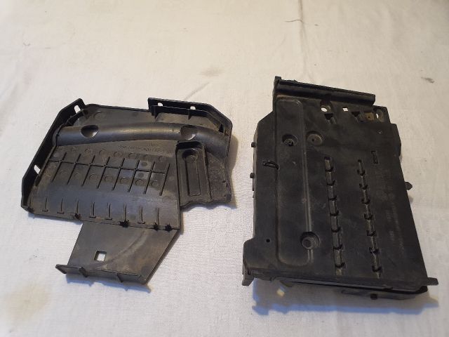 bontott FORD FOCUS III Biztosítéktábla Motortér