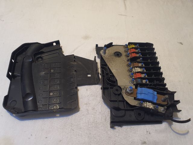 bontott FORD FOCUS III Biztosítéktábla Motortér