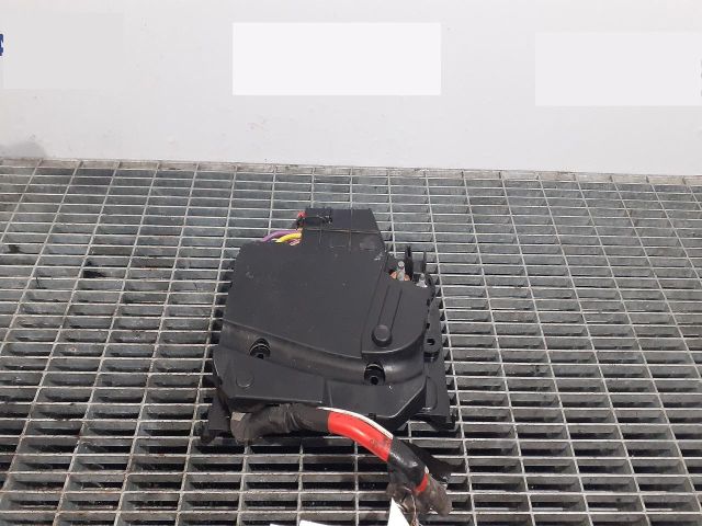 bontott FORD FOCUS III Biztosítéktábla Motortér