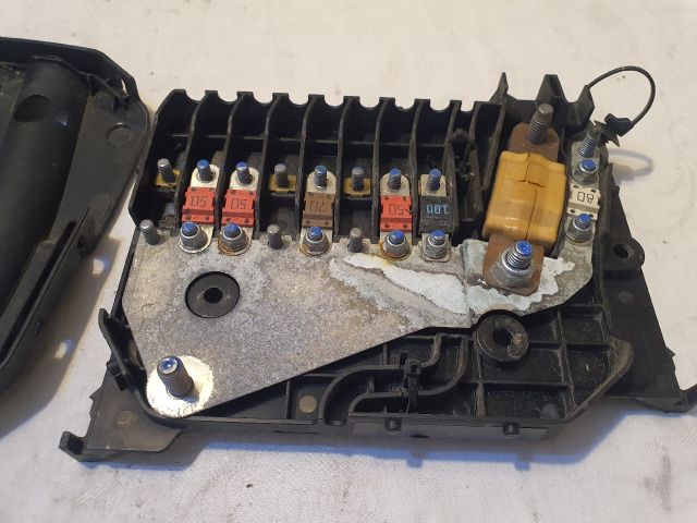 bontott FORD FOCUS III Biztosítéktábla Motortér