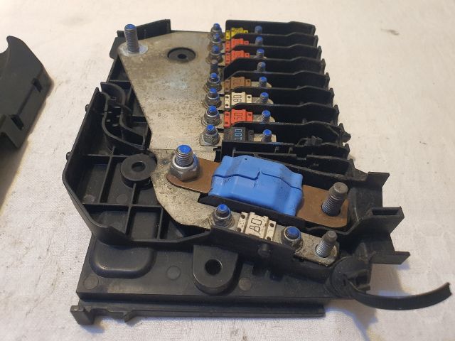 bontott FORD FOCUS III Biztosítéktábla Motortér