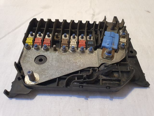 bontott FORD FOCUS III Biztosítéktábla Motortér