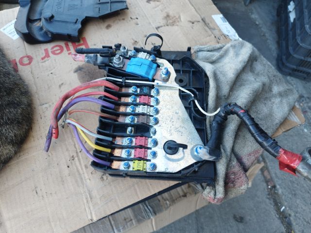 bontott FORD FOCUS III Biztosítéktábla Motortér