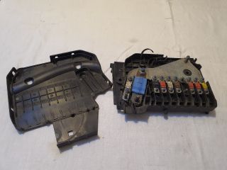 bontott FORD FOCUS III Biztosítéktábla Motortér