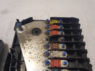 bontott FORD FOCUS III Biztosítéktábla Motortér