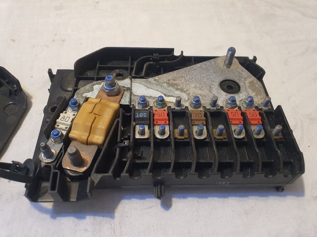 bontott FORD FOCUS III Biztosítéktábla Motortér