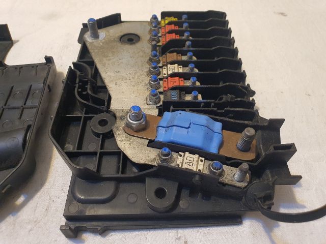 bontott FORD FOCUS III Biztosítéktábla Motortér