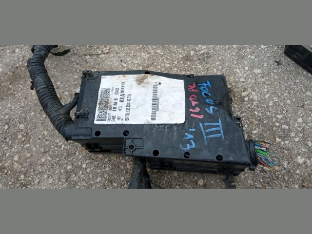 bontott FORD FOCUS III Biztosítéktábla Motortér