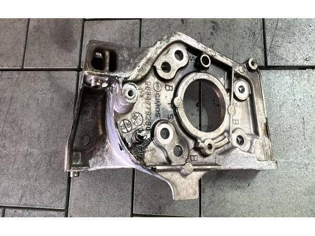 bontott FORD FOCUS III Adagoló Tartó Bak