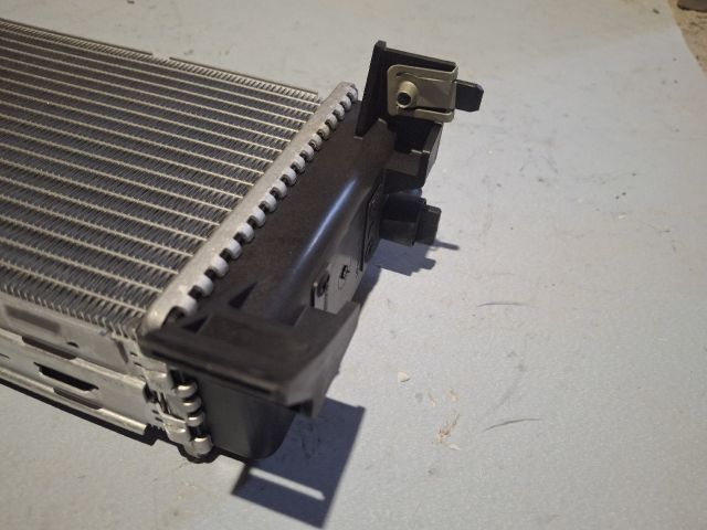 bontott FORD FOCUS III Vízhűtő Radiátor (Klímás)