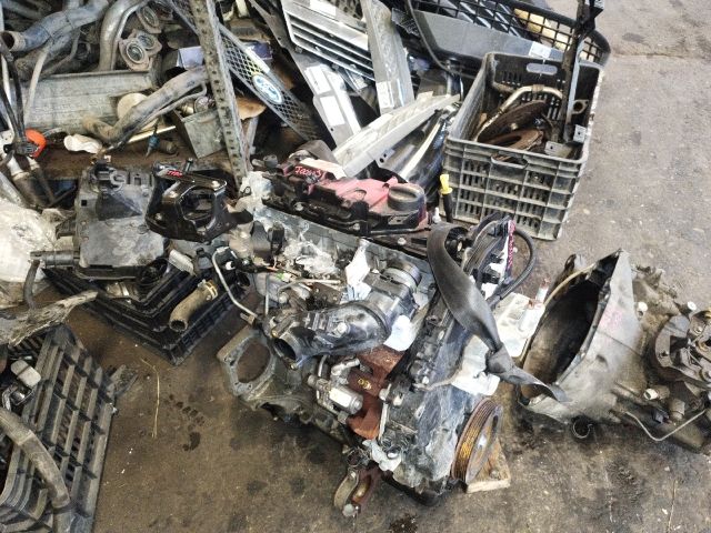 bontott FORD FOCUS III Motor (Fűzött blokk hengerfejjel)