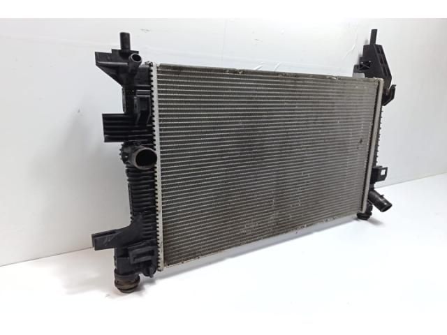 bontott FORD FOCUS III Vízhűtő Radiátor (Klímás)