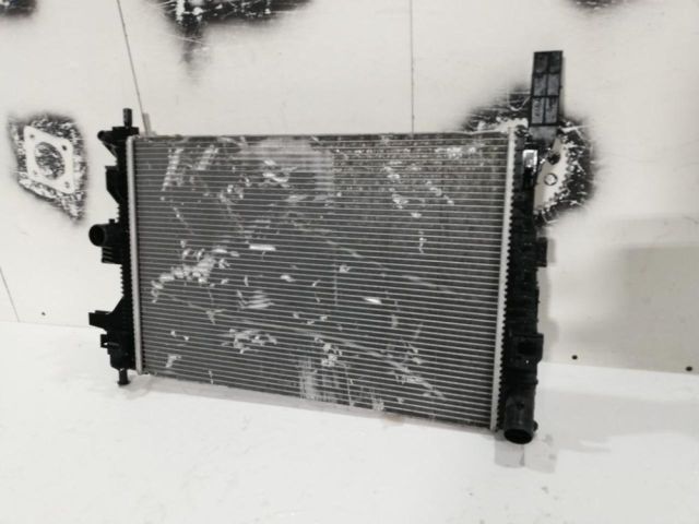 bontott FORD FOCUS III Vízhűtő Radiátor (Nem klímás)