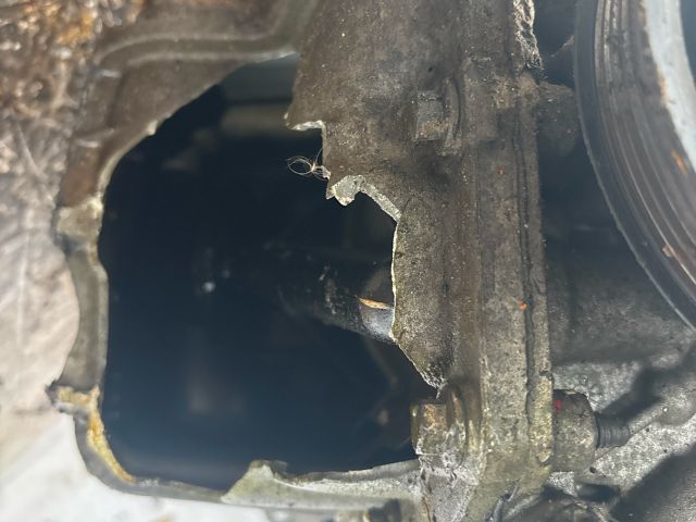 bontott FORD FOCUS III Motor (Fűzött blokk hengerfejjel)