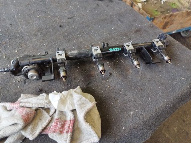 bontott FORD FOCUS III Porlasztó Sor / Híd