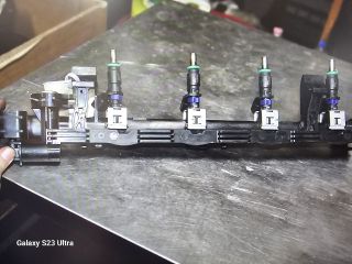 bontott FORD FOCUS III Porlasztó Sor / Híd