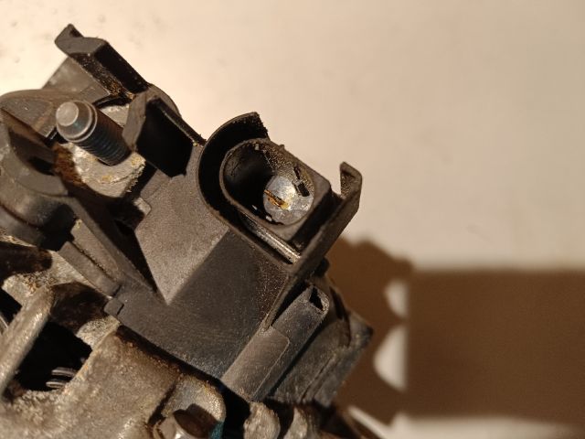 bontott FORD FOCUS III Generátor